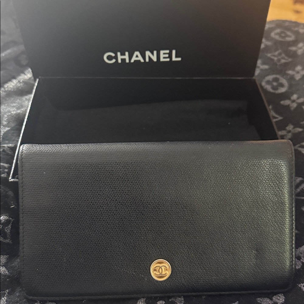 Authentic Chanel Bifold Caviar Calfskin Leather Wallet with box I think it 2006